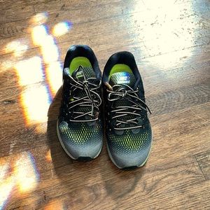 Nike Zoom US W9 - black gray lime green + black and white shoestrings